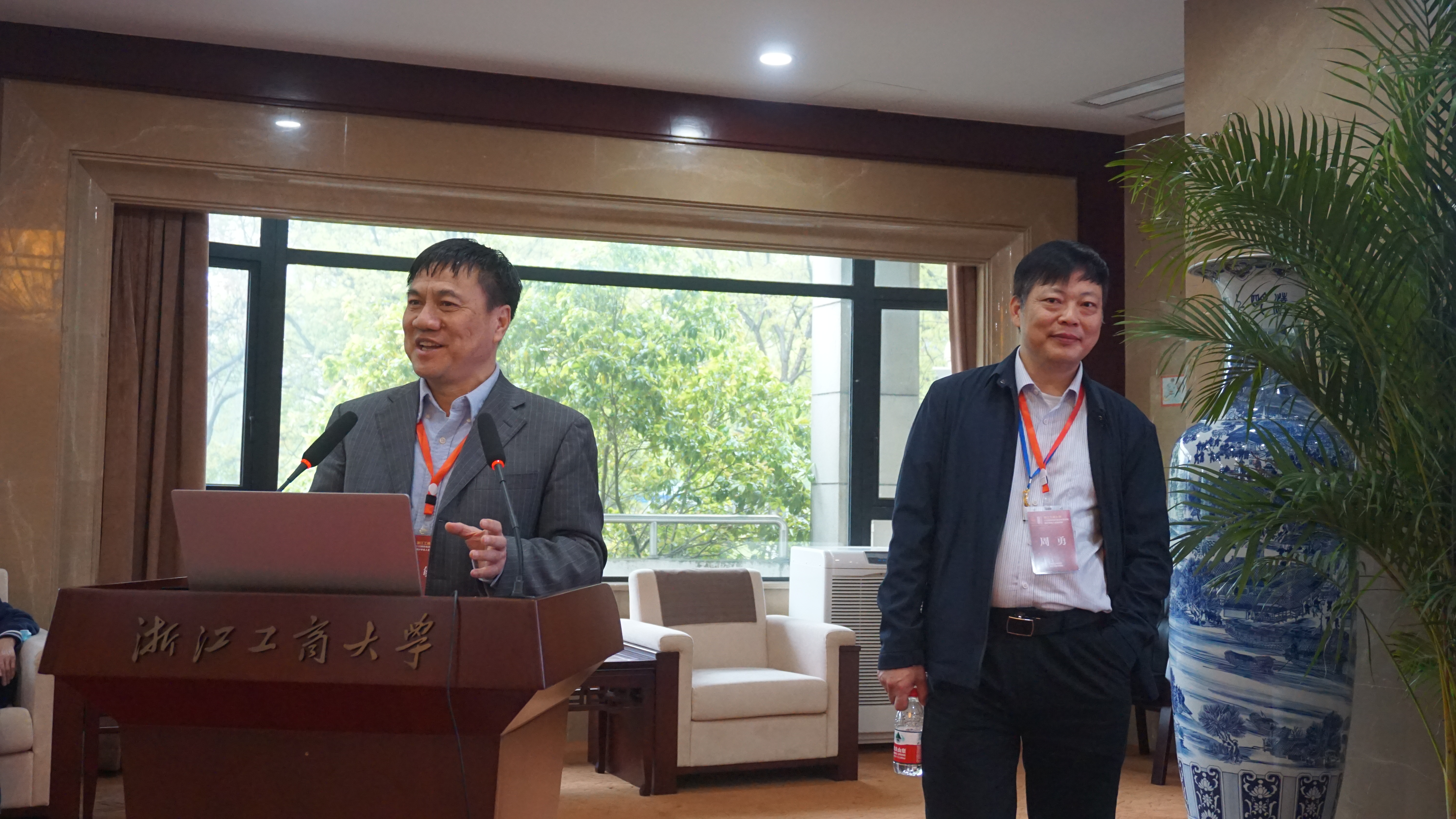 第二场主讲和主持.JPG